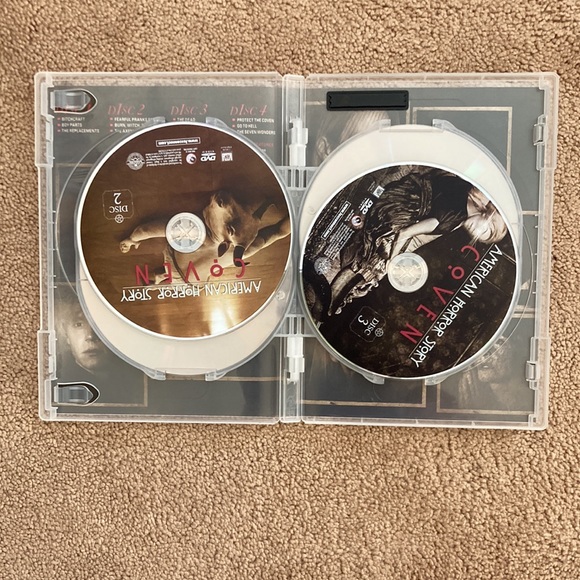 1-4 seasons AMERICAN HORROR STORY - Picture 6 of 7